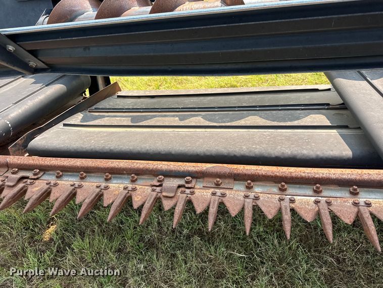 image for item EM8071 1993 MacDon 960 draper head