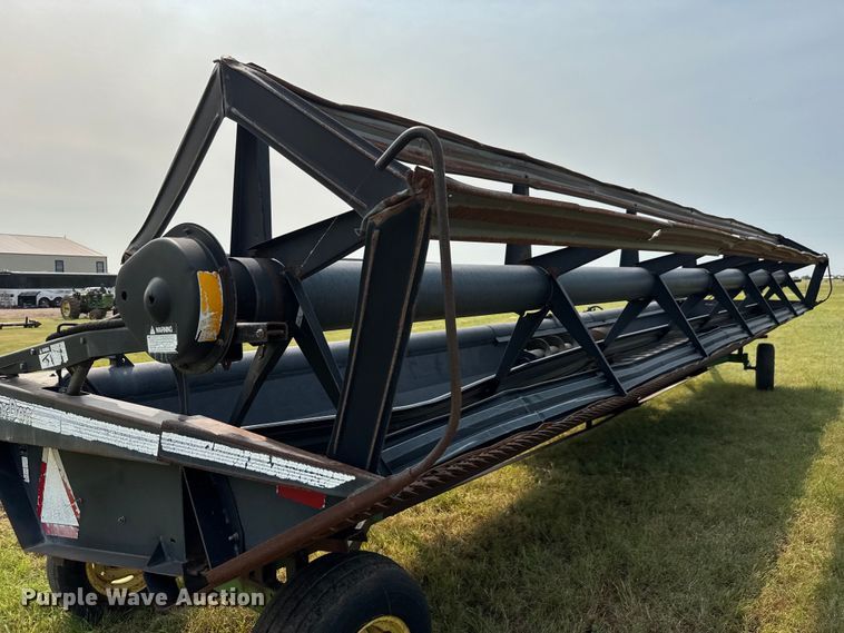 image for item EM8071 1993 MacDon 960 draper head