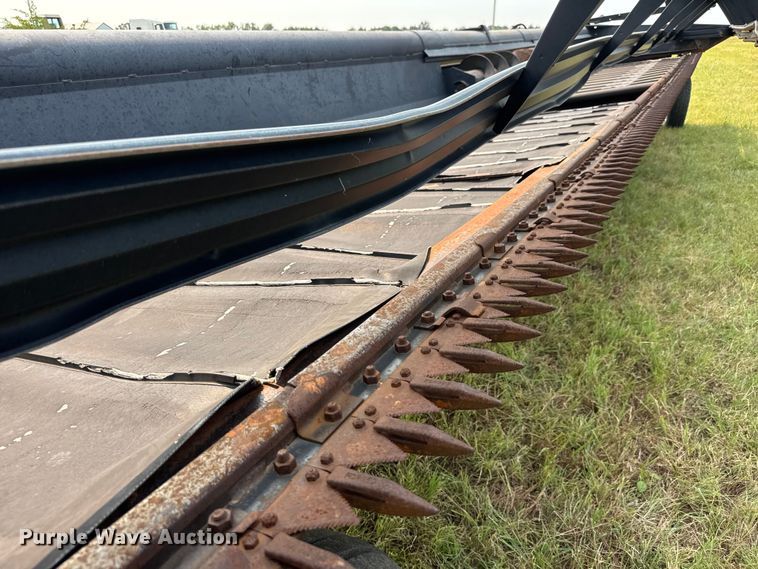 image for item EM8071 1993 MacDon 960 draper head