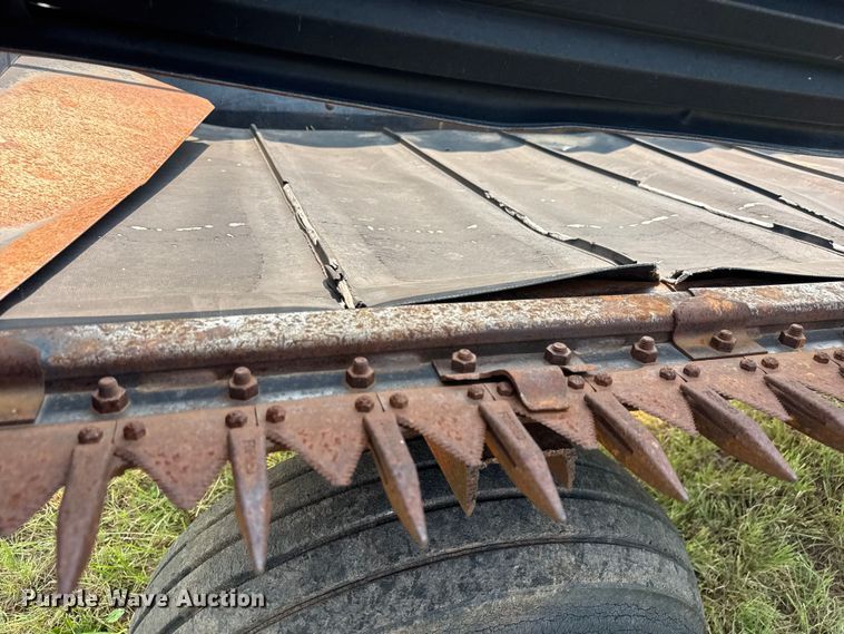 image for item EM8071 1993 MacDon 960 draper head