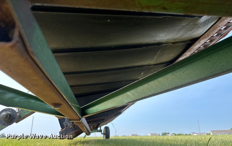 image for item EM8071 1993 MacDon 960 draper head