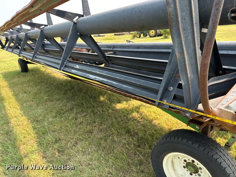 image for item EM8071 1993 MacDon 960 draper head