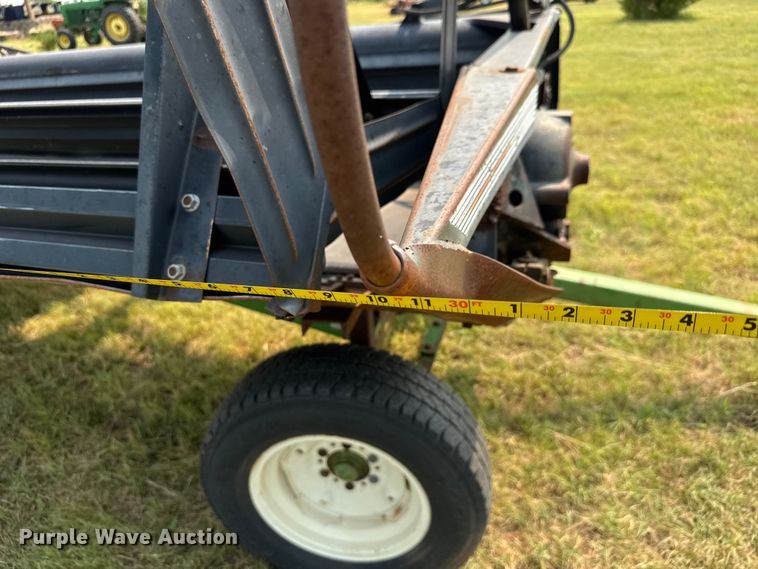 image for item EM8071 1993 MacDon 960 draper head