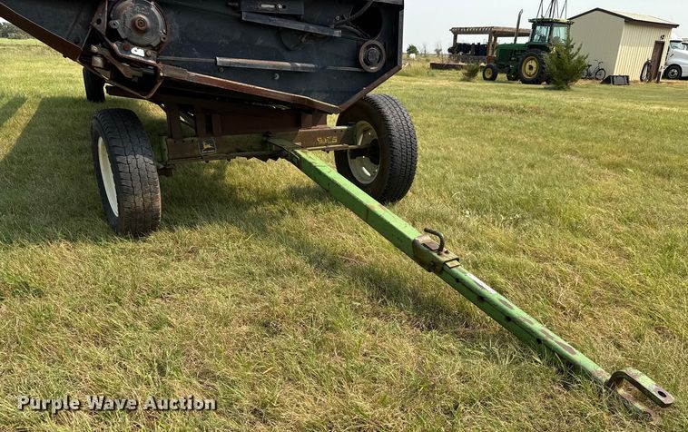 image for item EM8071 1993 MacDon 960 draper head