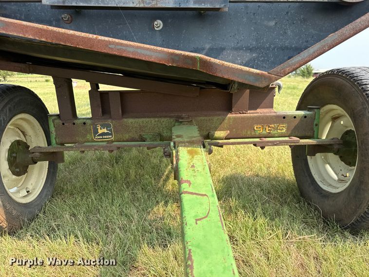 image for item EM8071 1993 MacDon 960 draper head