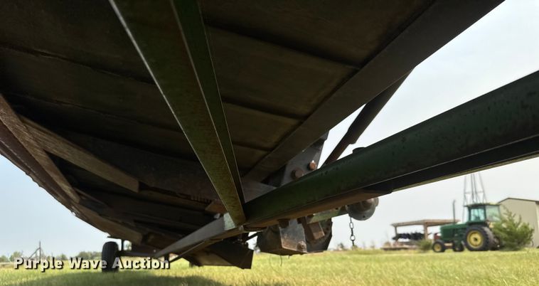 image for item EM8071 1993 MacDon 960 draper head