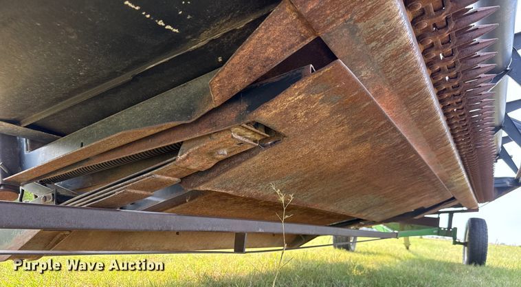 image for item EM8071 1993 MacDon 960 draper head