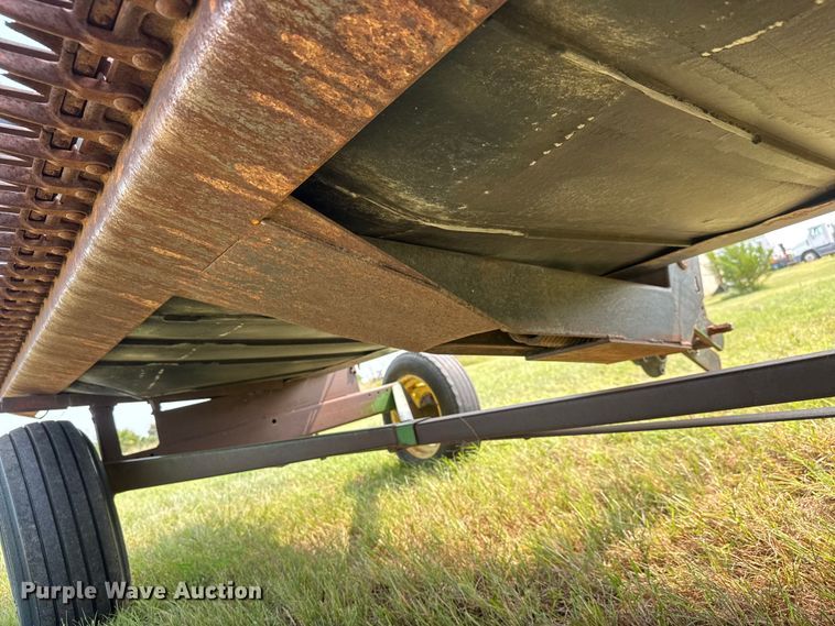 image for item EM8071 1993 MacDon 960 draper head