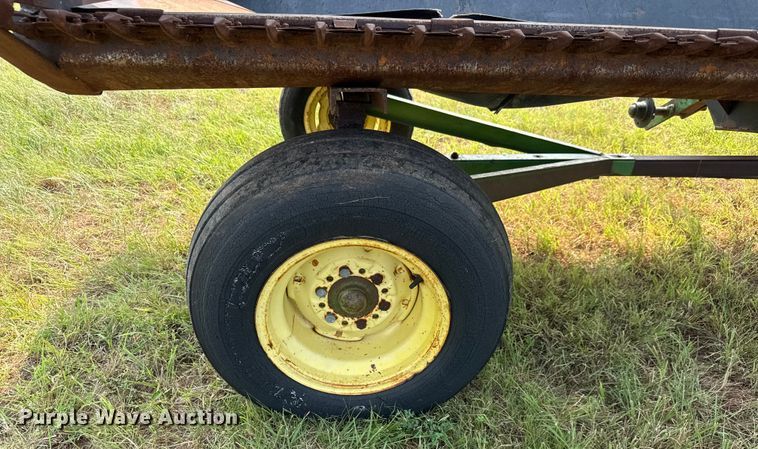 image for item EM8071 1993 MacDon 960 draper head