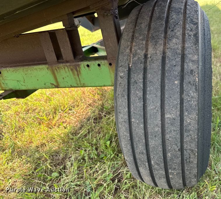 image for item EM8071 1993 MacDon 960 draper head