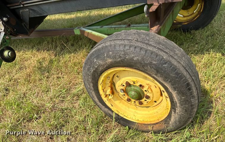 image for item EM8071 1993 MacDon 960 draper head