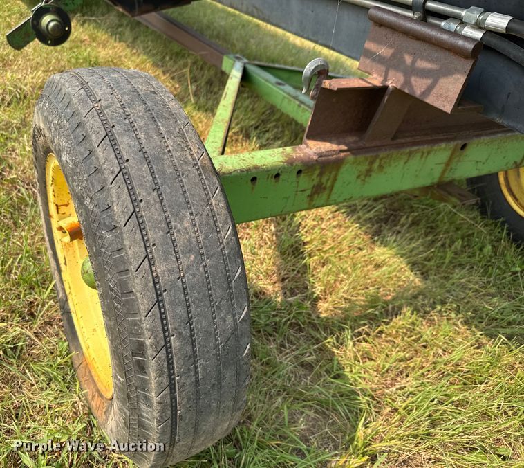 image for item EM8071 1993 MacDon 960 draper head