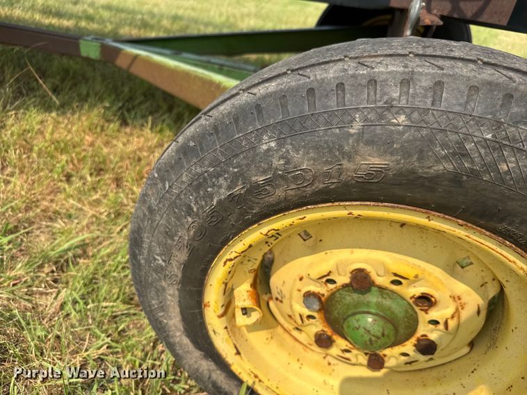 image for item EM8071 1993 MacDon 960 draper head