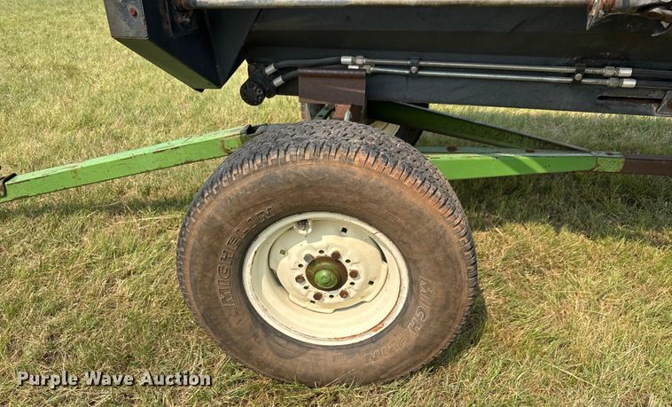 image for item EM8071 1993 MacDon 960 draper head