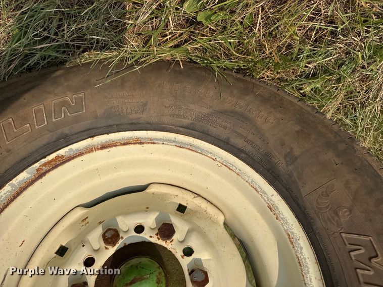 image for item EM8071 1993 MacDon 960 draper head