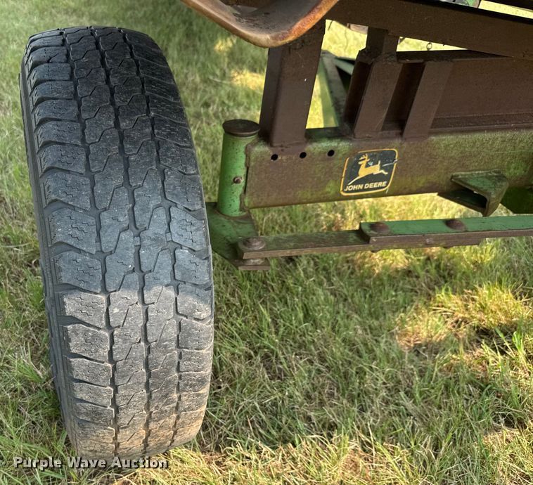 image for item EM8071 1993 MacDon 960 draper head