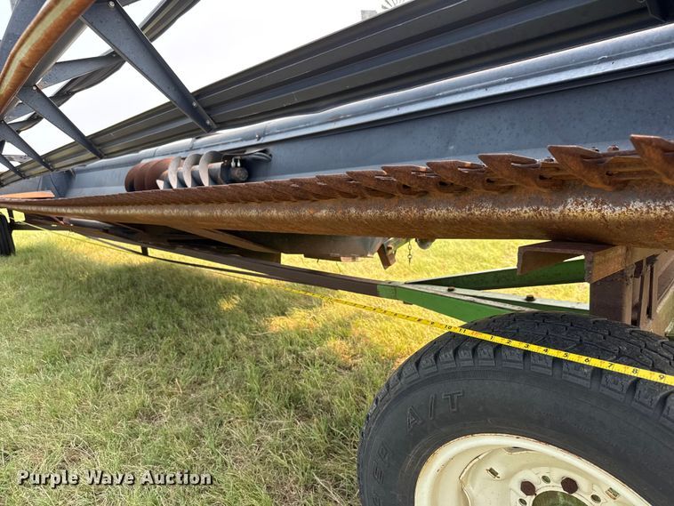 image for item EM8071 1993 MacDon 960 draper head