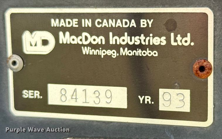 image for item EM8071 1993 MacDon 960 draper head