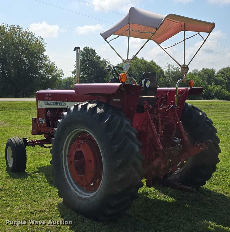 image for item EO1604 1968 International Farmall 756  tractor