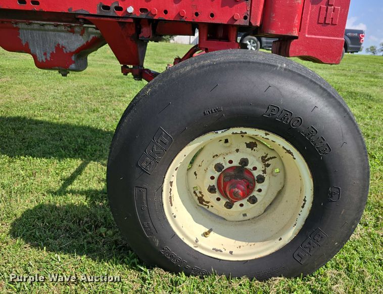 image for item EO1604 1968 International Farmall 756  tractor