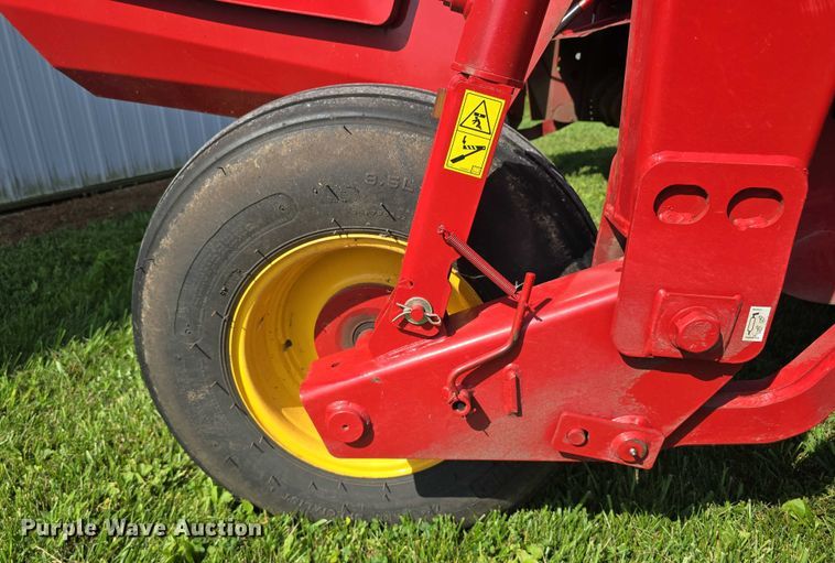 image for item EO1605 2022 New Holland Discbine 210  swather / windrower