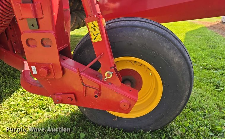 image for item EO1605 2022 New Holland Discbine 210  swather / windrower