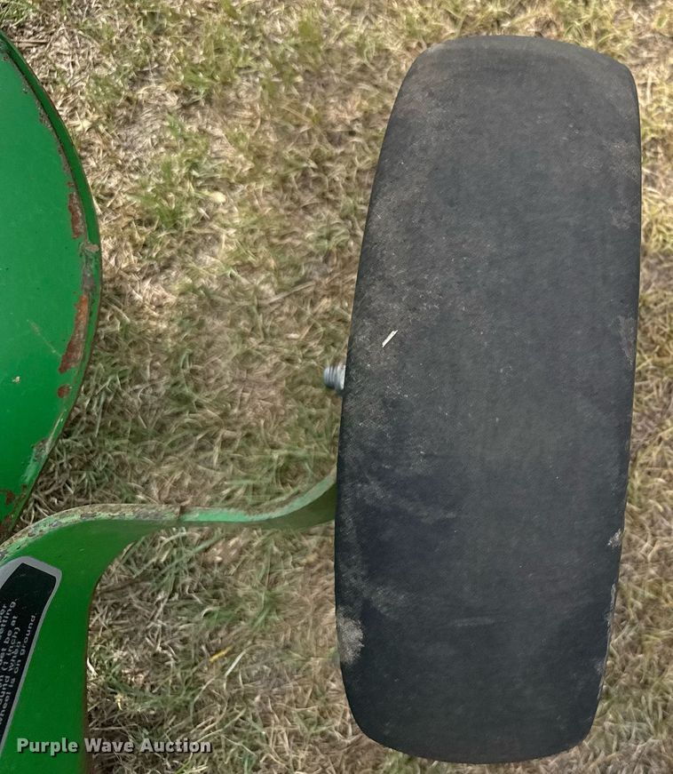 image for item ER2195 2012 John Deere 568 round baler