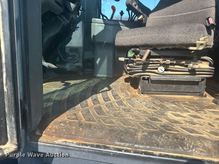 image for item ER2270 1996 New Holland 9282 4WD tractor