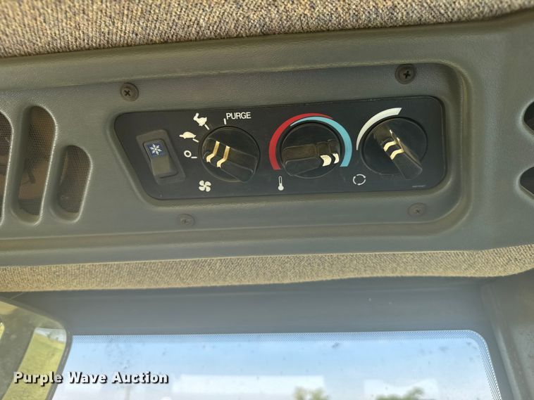 image for item ER2270 1996 New Holland 9282 4WD tractor