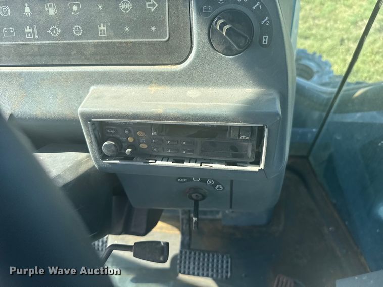 image for item ER2270 1996 New Holland 9282 4WD tractor