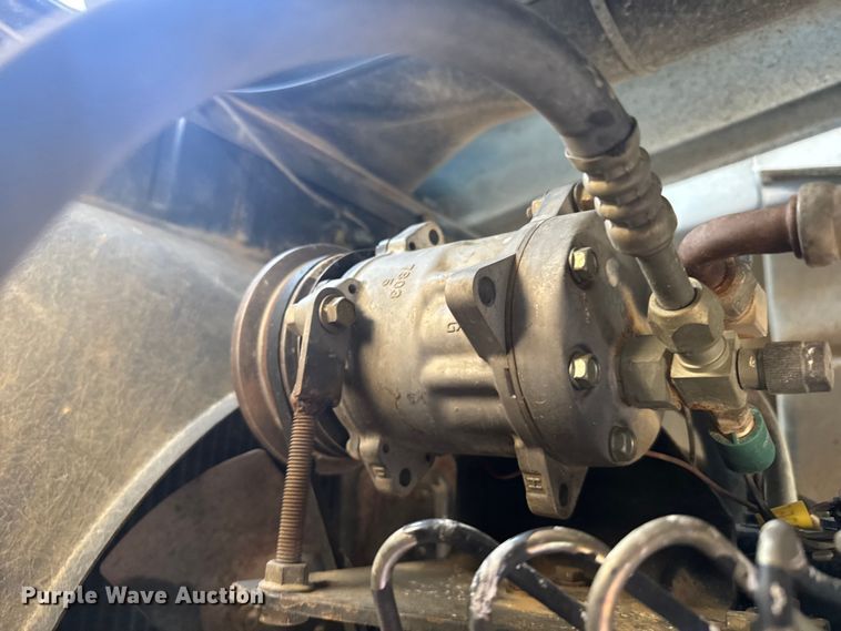 image for item ER2270 1996 New Holland 9282 4WD tractor