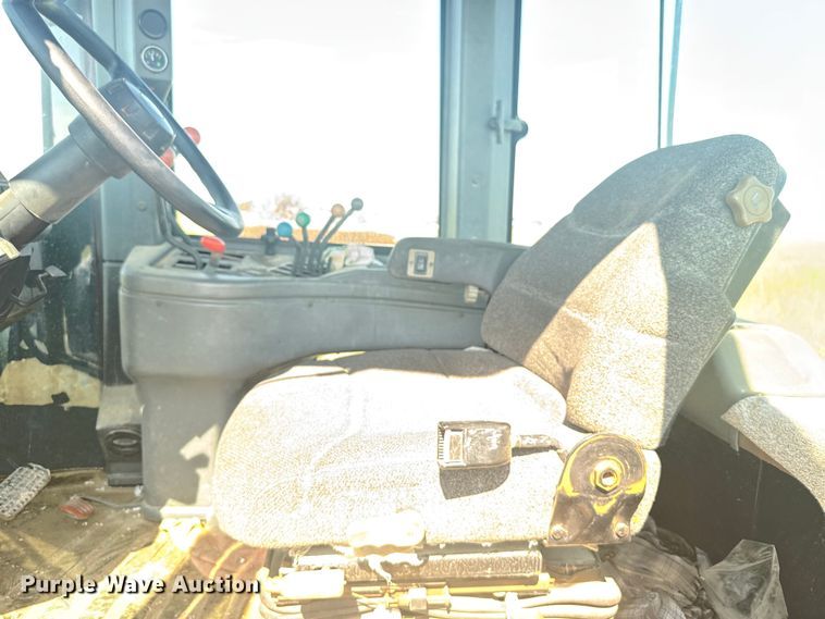 image for item ER2273 1996 New Holland 9282 4WD tractor