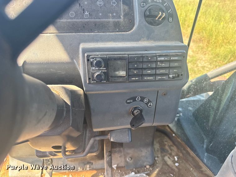 image for item ER2273 1996 New Holland 9282 4WD tractor