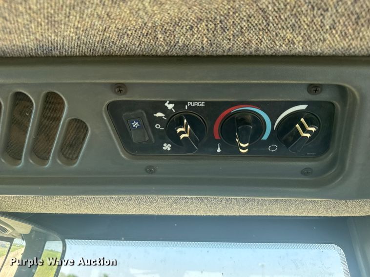 image for item ER2273 1996 New Holland 9282 4WD tractor