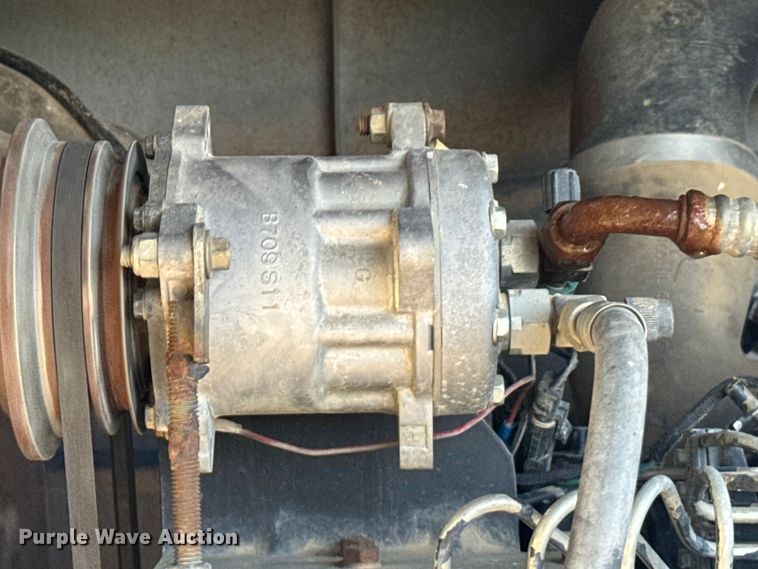 image for item ER2273 1996 New Holland 9282 4WD tractor