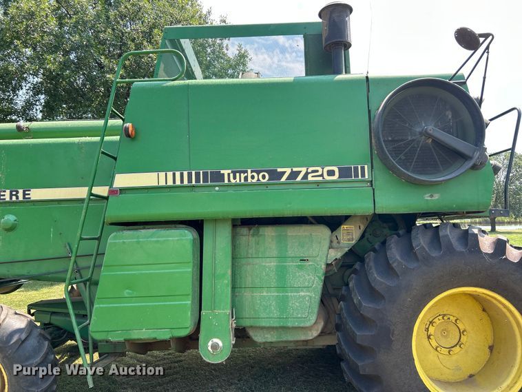 image for item ET3053 1980 John Deere 7720 Turbo combine