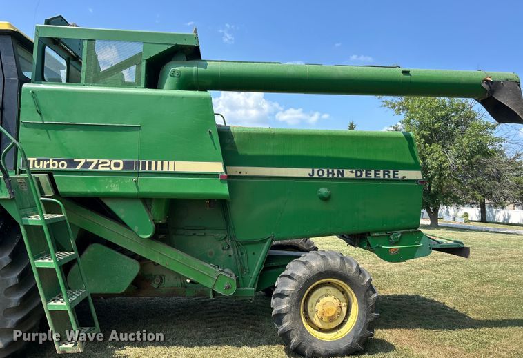 image for item ET3053 1980 John Deere 7720 Turbo combine