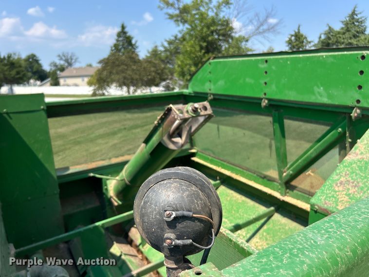 image for item ET3053 1980 John Deere 7720 Turbo combine