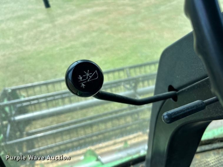 image for item ET3053 1980 John Deere 7720 Turbo combine