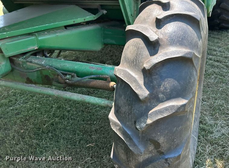 image for item ET3053 1980 John Deere 7720 Turbo combine