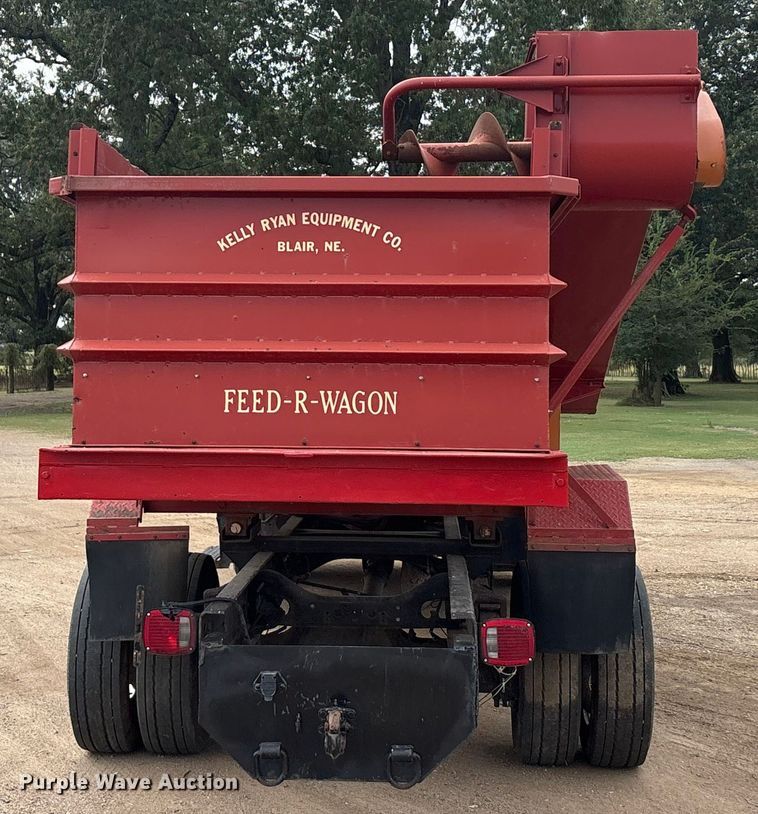 image for item EU0079 2005 Ford F650 Super Duty feed mixer truck