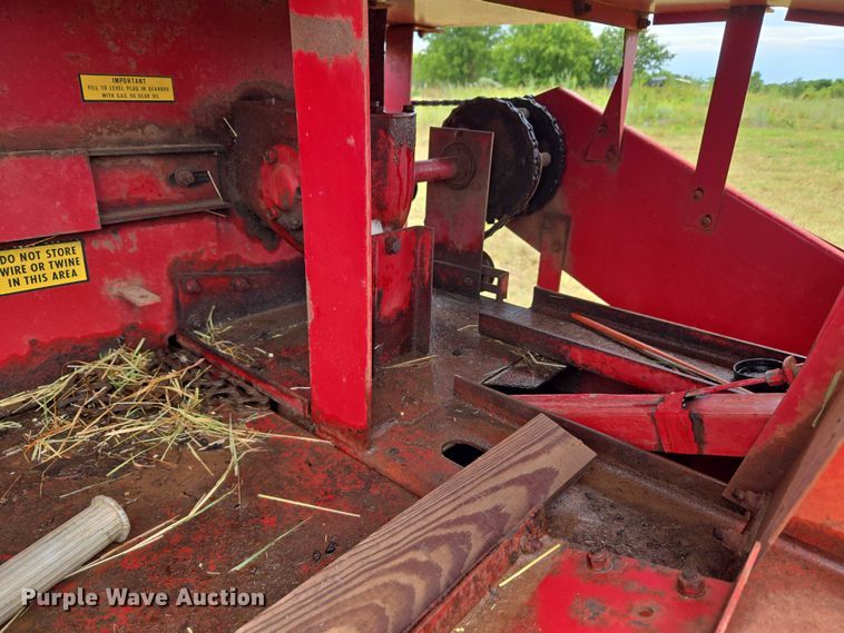 image for item EU3560 New Holland 276 small square baler