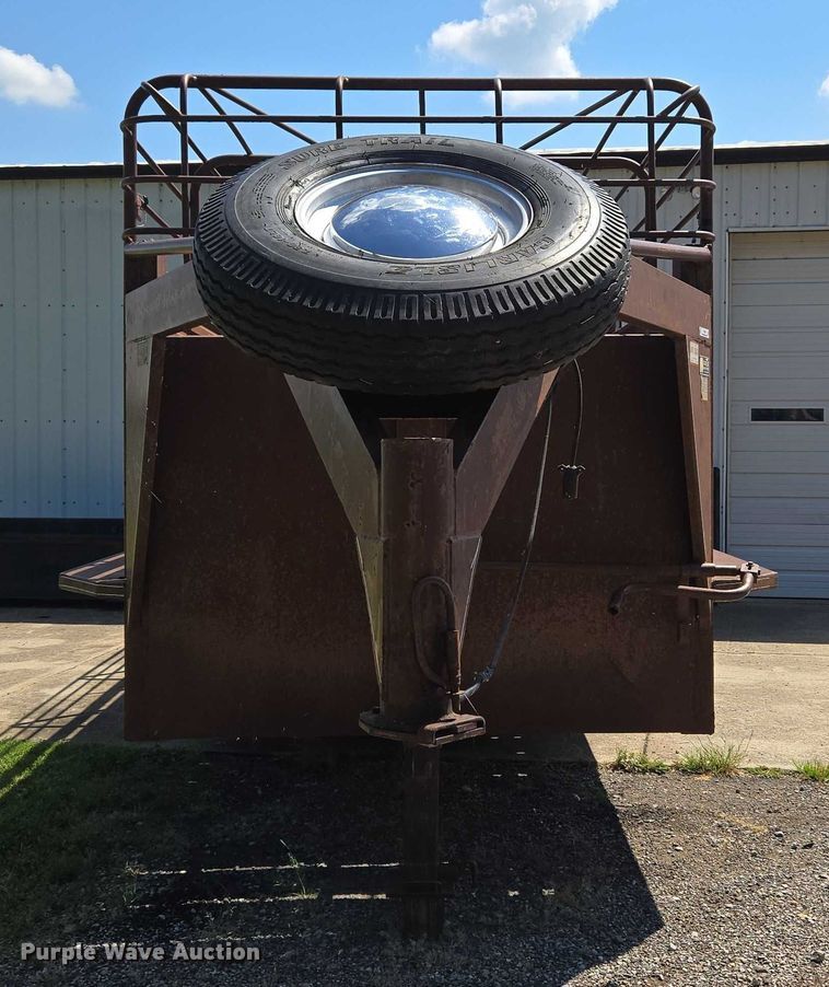 image for item EU3568 1982 W-W Trailer Manufacturers livestock trailer