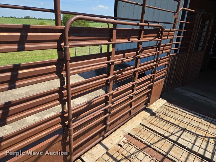 image for item EU3568 1982 W-W Trailer Manufacturers livestock trailer