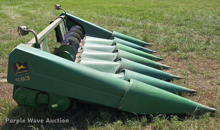 image for item EV1580 John Deere 693 corn head