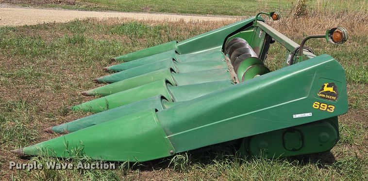 image for item EV1580 John Deere 693 corn head