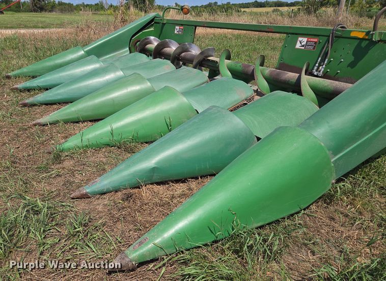 image for item EV1580 John Deere 693 corn head