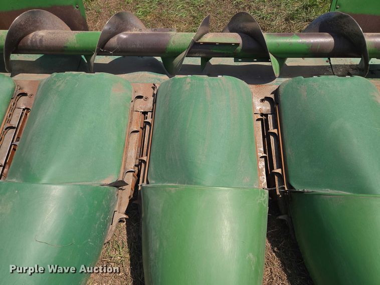image for item EV1580 John Deere 693 corn head