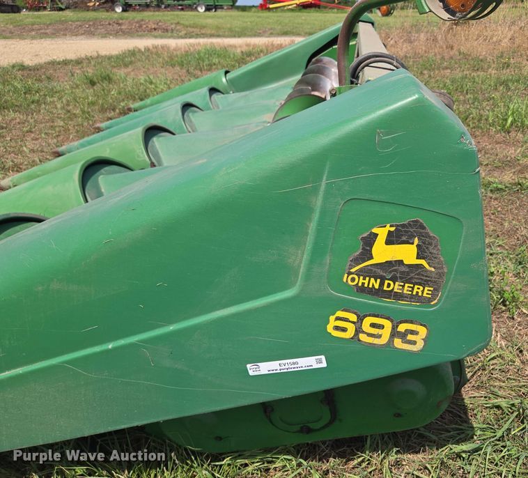image for item EV1580 John Deere 693 corn head