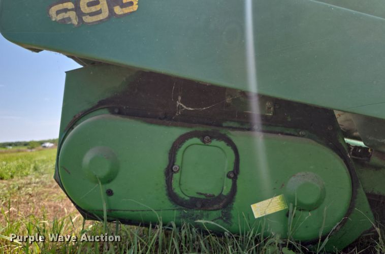 image for item EV1580 John Deere 693 corn head